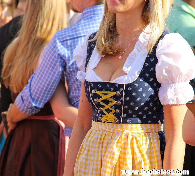 the black and yellow dirndl reminds me a little of the Münchner Kindl