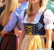 the black and yellow dirndl reminds me a little of the Münchner Kindl